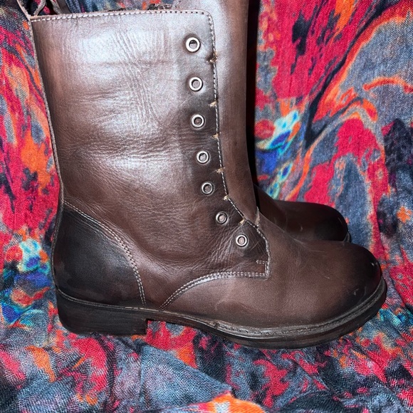 Beautiful Vintage Foundry Co. brown leather boots. - Picture 2 of 5